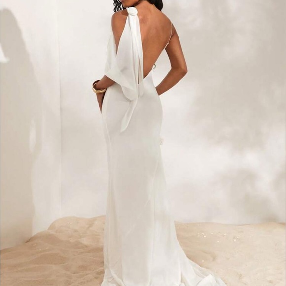 Elegant White Evening Gown - Picture 4 of 5